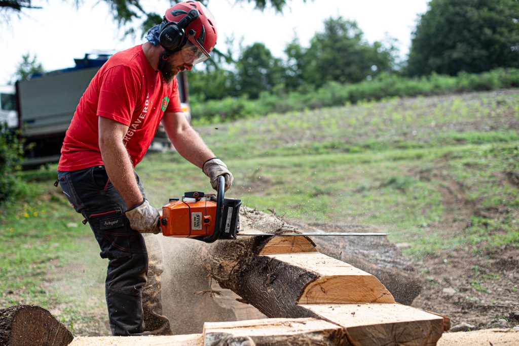 Giardiniere che ricicla il legno attraverso progetti di solidarietà