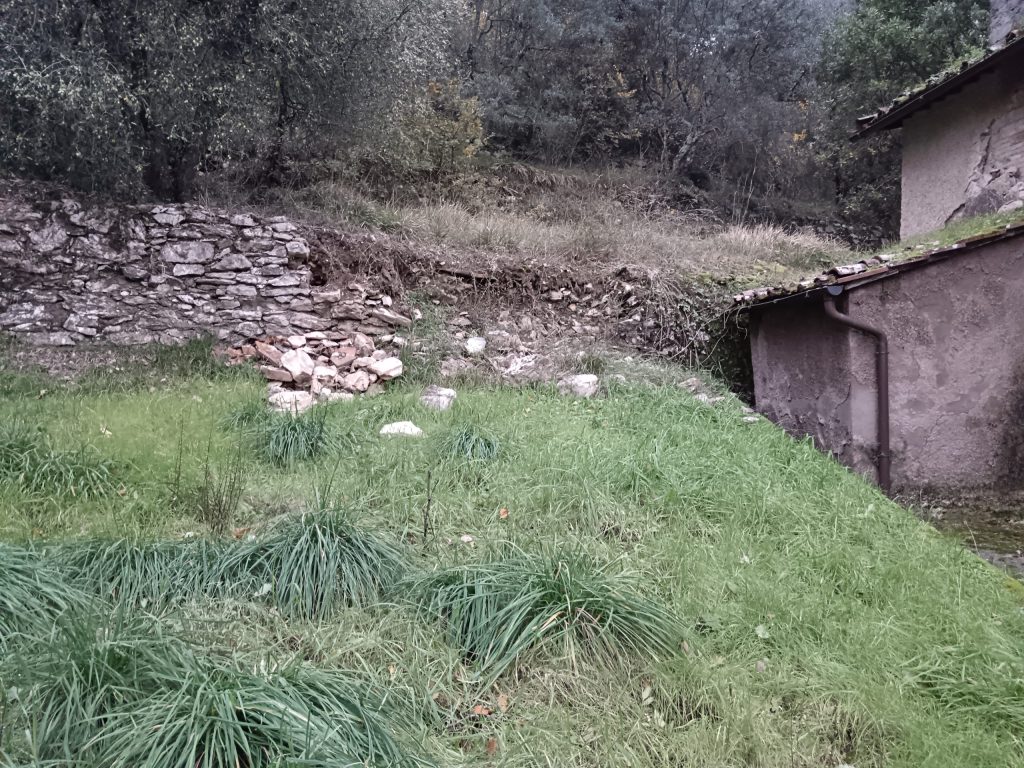 muretti a secco da ripristinare e parzialmente crollati